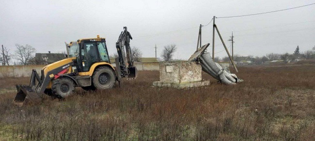 Декоммунизация по-украински: в одном из сел дорогу отремонтировали памятником