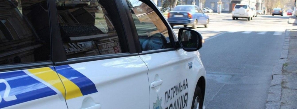 Инцидент в Киеве: Патрульный полицейский бросил водителю выброшенный окурок обратно в машину