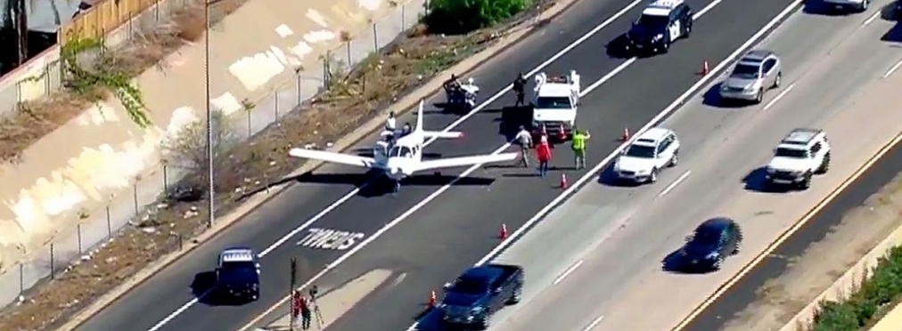 Пилот мастерски посадил самолет на оживленном шоссе