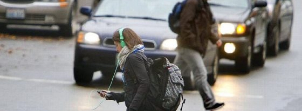 В Украине предлагают штрафовать пешеходов за разговоры по телефону