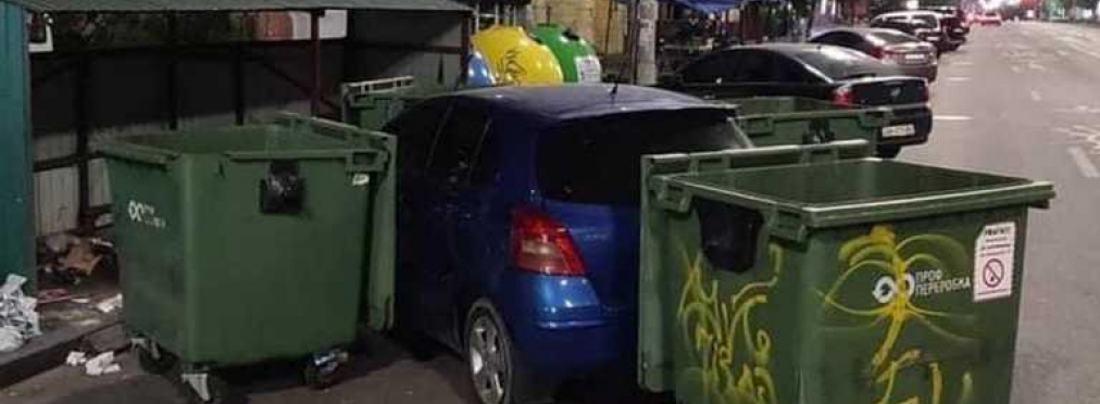 В Киеве водитель мусоровоза наказал «героя парковки»