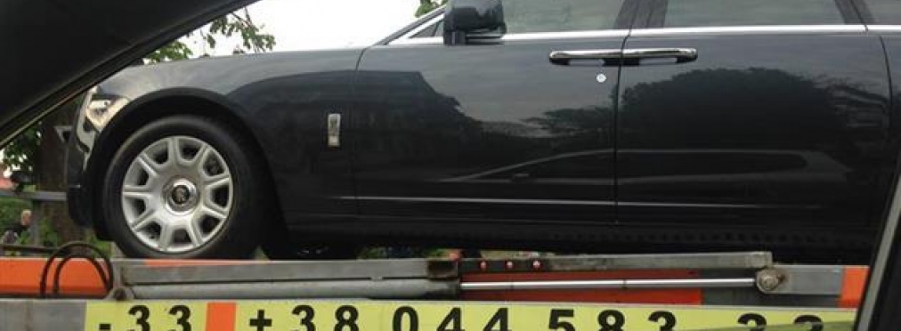 В Украине эвакуатор забрал на штраф-площадку дорогой Rolls-Royce с элитными номерами