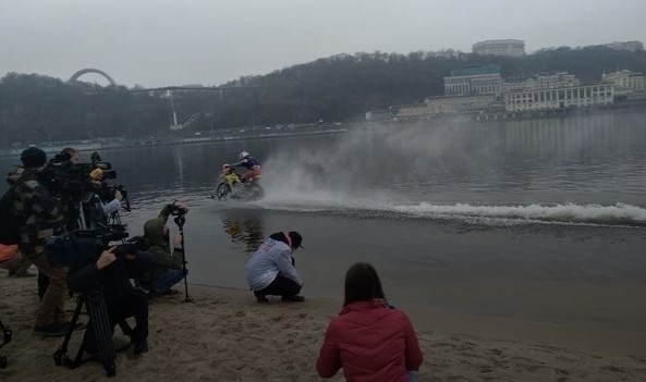 В Киеве мотоциклист пересек Днепр по воде