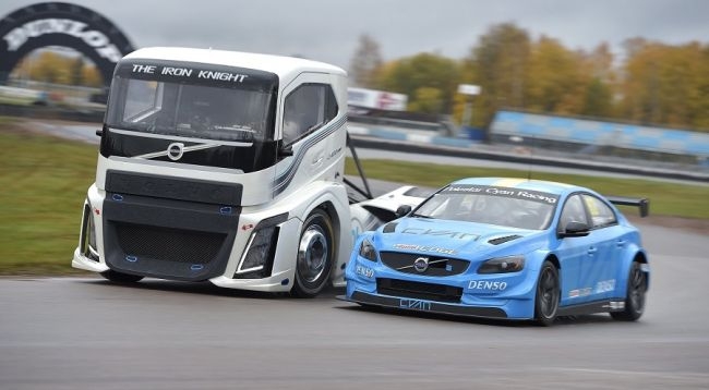 Volvo устроила гонку между седаном S60 и 2400-сильным грузовиком