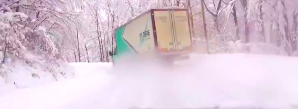Почтовый грузовик устроил дрифт на серпантине