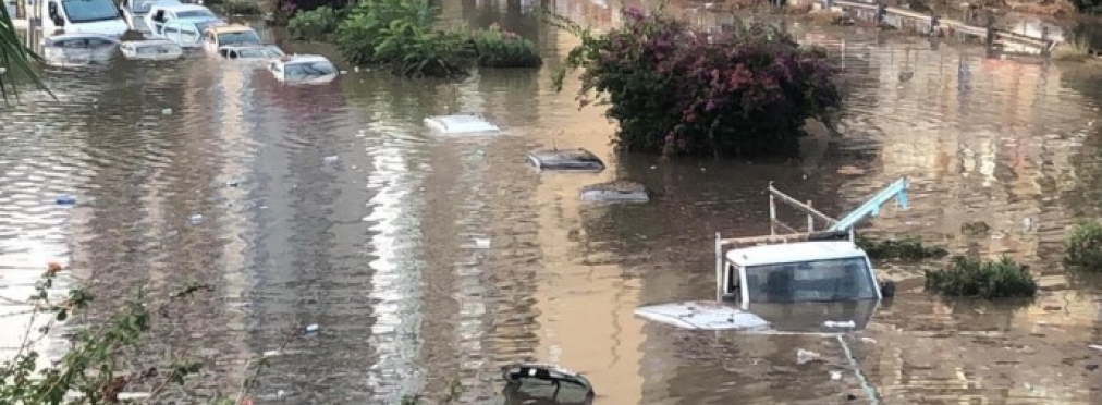 Юг Италии затопило: обрушился мост, десятки машин ушли под воду (видео)