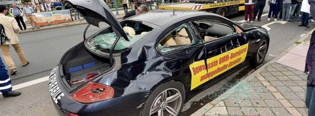 Ярый ненавистник BMW продолжает уничтожать автомобили баварской марки