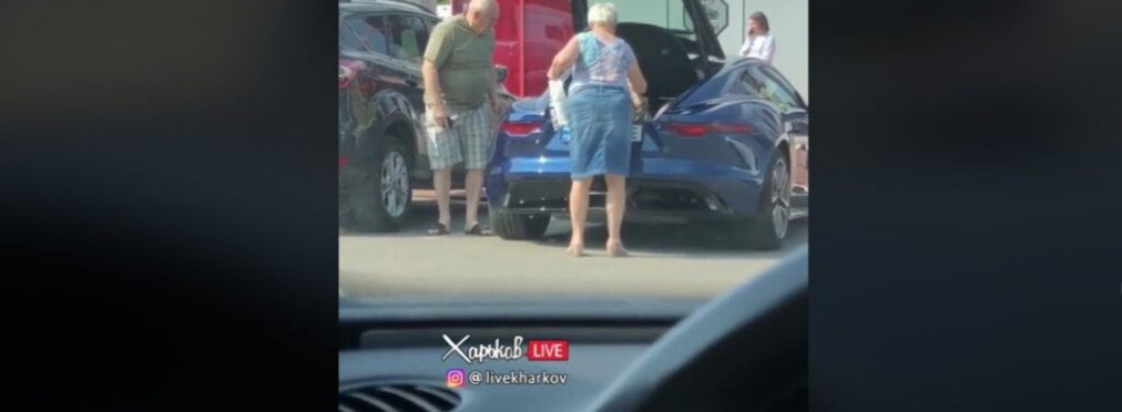 Пожилая пара украинцев на спорткаре покорили TikTok (видео)