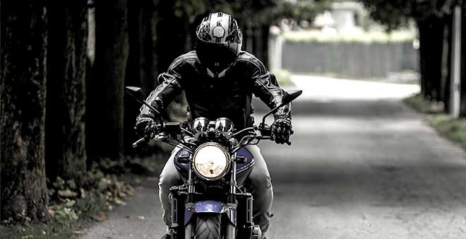 Лихач-мотоциклист оригинально дал пять полицейскому