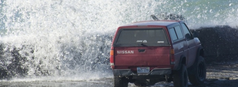 Пикап Nissan и его владелец «застряли в океане»