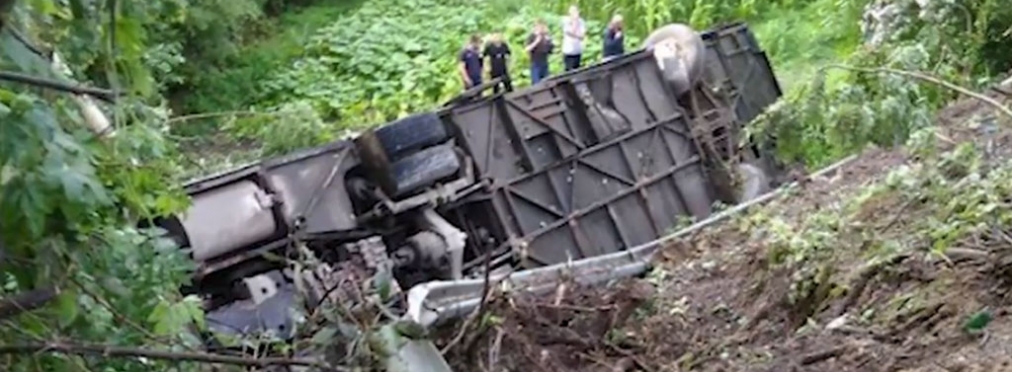 Украинский туристический автобус слетел с дороги в пропасть