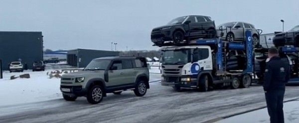 Land Rover Defender нового поколения вытащил автовоз загруженный  внедорожниками марки