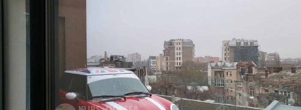 Одесситы припарковали Mini на балконе многоэтажки (фото)