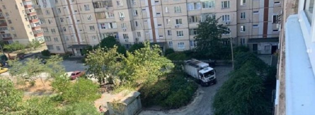 «Отремонтировали»: в Киеве мусоровоз провалился в свежеуложенный асфальт