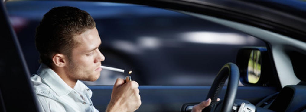 Водителей будут штрафовать на 1500 евро за курение в автомобиле