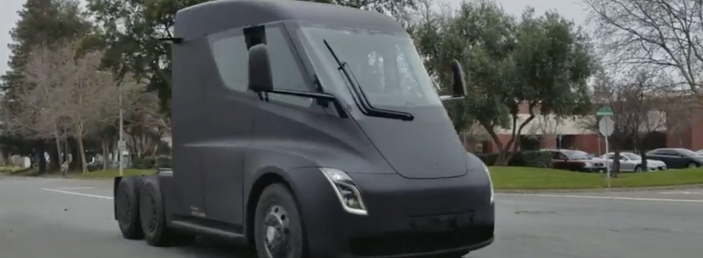 Прототип грузовика Tesla промчался по улице без камуфляжа