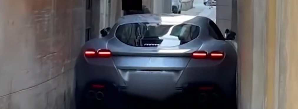 Новейший суперкар Ferrari повредили в очень странном ДТП (видео)