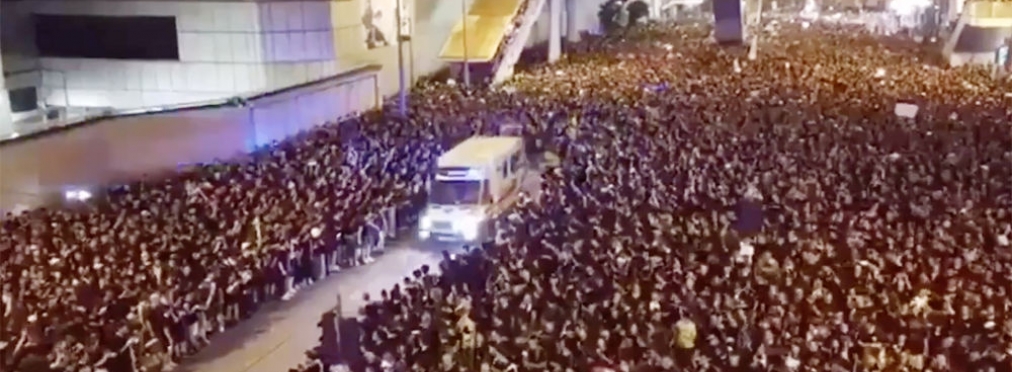 Как пропускают «скорую» в Гонконге — удивительное видео