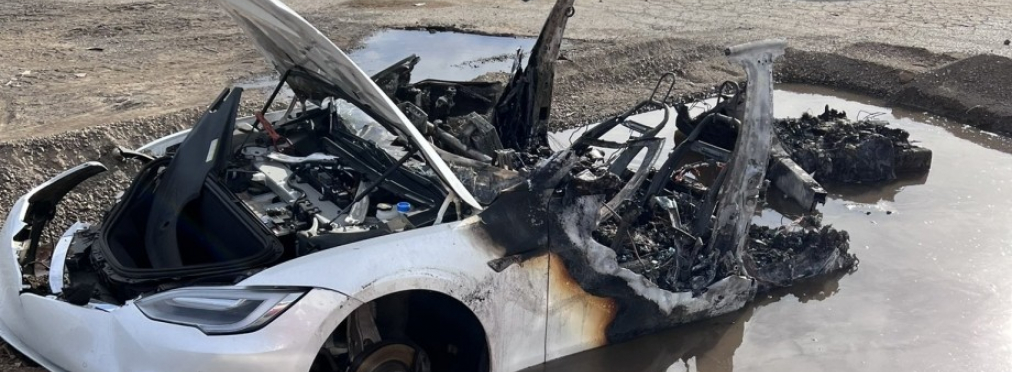Разбитый электромобиль Tesla самовоспламенился через три недели после ДТП (видео)