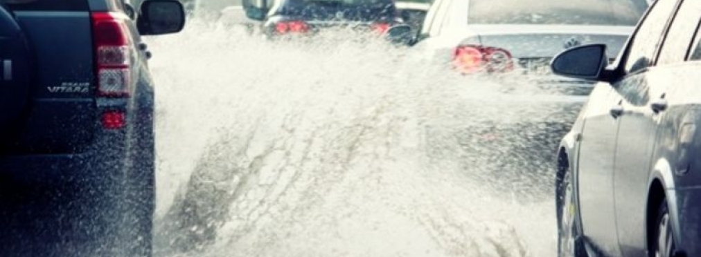 Безопасное вождение в дождь: Водителям раскрыли главные секреты
