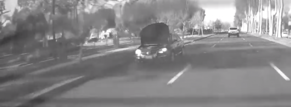  Видимость — ноль, иду по приборам: водитель Volkswagen Jetta едет по трассе с полностью открытым капотом (видео)
