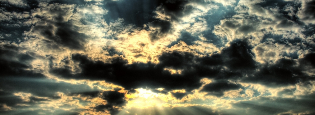 Неописуемая красота: облака «упали» с небес на дорогу
