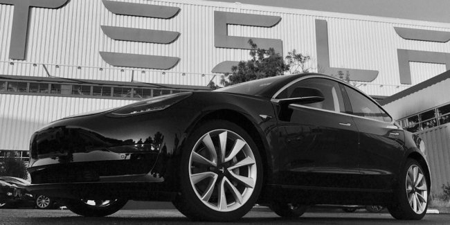 Руководство Tesla обвинили в слежке за каждым сотрудниками