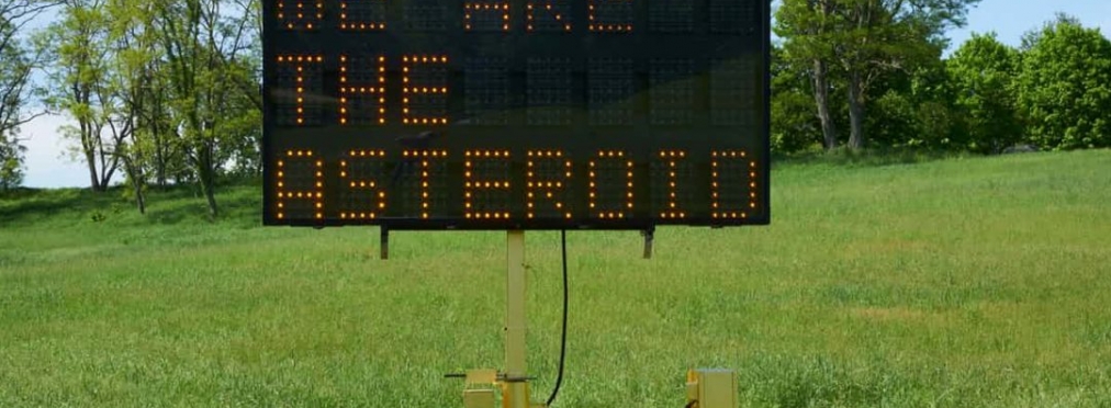Электронный дорожный знак начал передавать «апокалиптические» приветствия