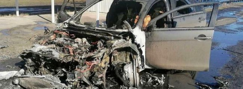 Редкий спорткар Mitsubishi Lancer Evolution X сгорел дотла в Киеве