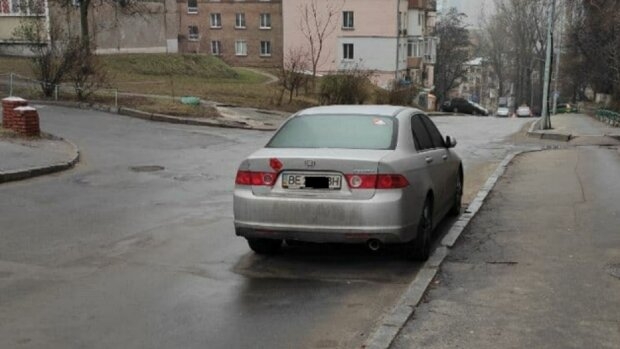 В Киеве «наказали» автомобиль «автохама» неприличным изображением (ФОТО)
