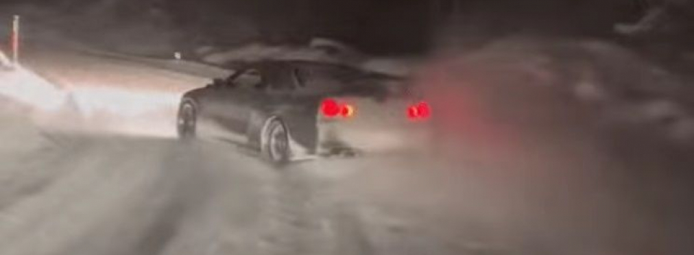 Дрифт Nissan Skyline R34 GT-R V-Spec и Ford F-150 Raptor на снегу (видео)