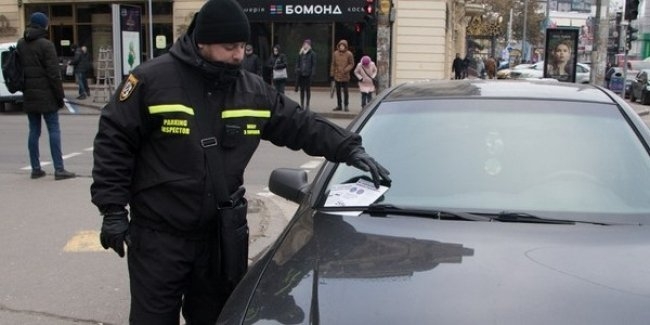 В Киеве продолжают искать инспекторов по парковке