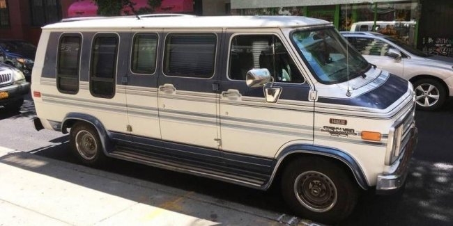 Припаркованный в престижном районе Нью-Йорка фургон превратили в отель