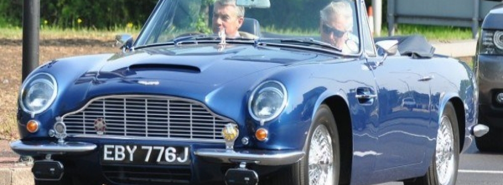 Aston Martin принца Чарльза заправляют вином, чтобы вкусно пахло