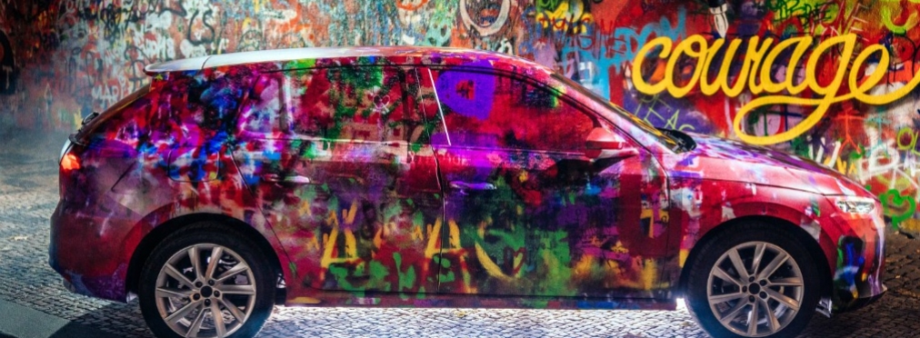Новую модель Skoda разукрасили в стиле стены Леннона в Праге