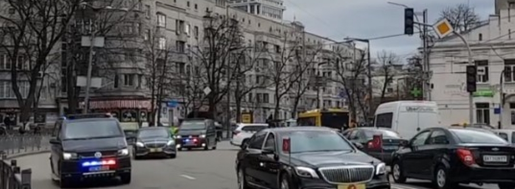 Два десятка машин: как выглядит кортеж Эрдогана в Киеве