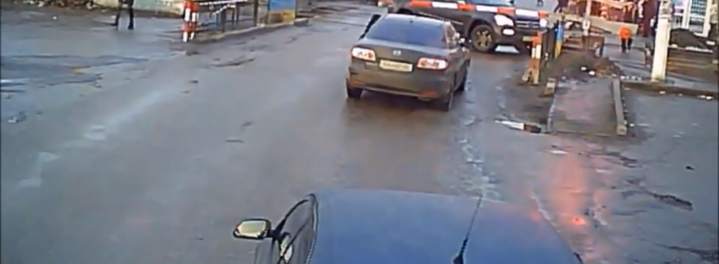 Украинский водитель попал «в капкан» между двумя шлагбаумами