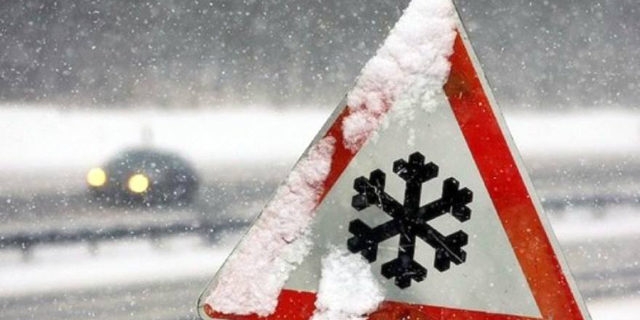 Из-за снегопада на трассе столкнулись полсотни автомобилей