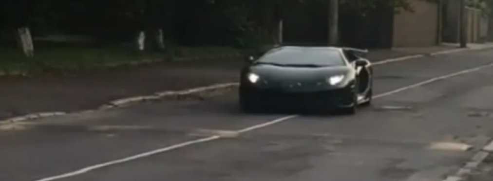 В Сети показали, как шикарный Lamborghini едет по разбитой украинской дороге