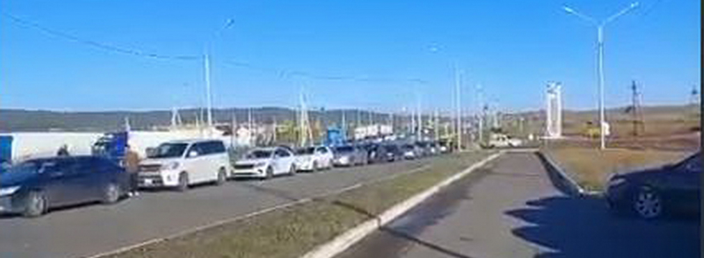 Ажиотаж на границах: огромные автомобильные очереди скопились на границах РФ с Монголией, Грузией и Казахстаном