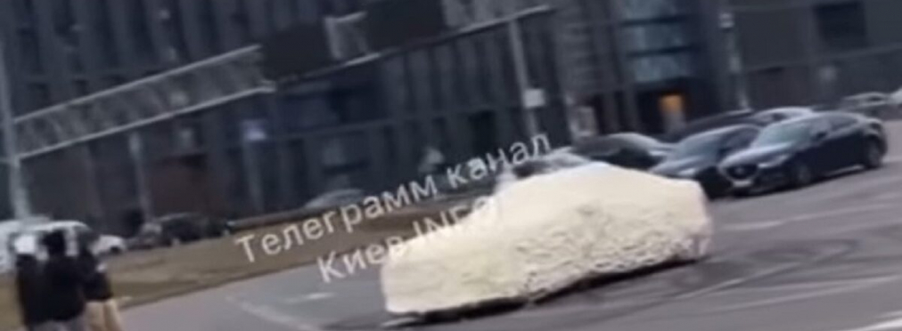 В Киеве Ford Mustang задули монтажной пеной (фото, видео)