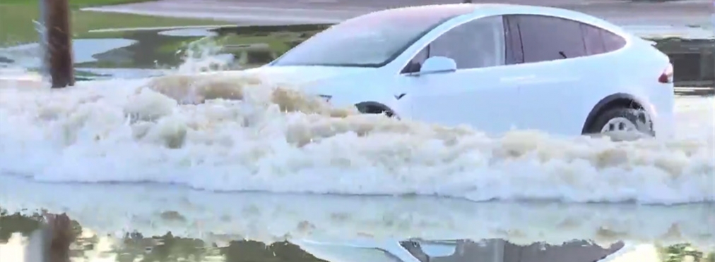 Кроссовер Tesla справился с наводнением