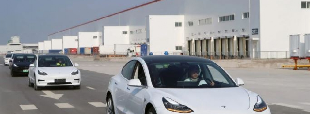 Электромобиль Tesla самостоятельно «уклонился» от летящего колеса