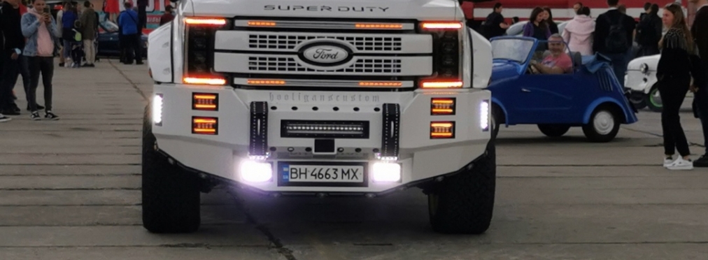 В Киеве засветился тюнингованный пикап Ford Super Duty Platinum