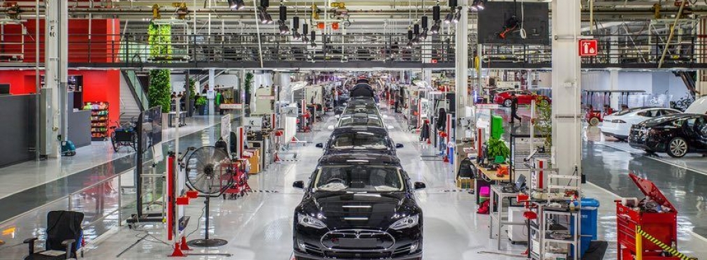 Рабочие на заводе Tesla падают в обмороки от переутомления