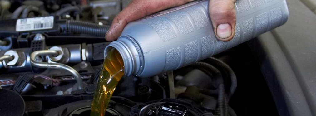 Капельница и дистиллированная вода помогут остановить чрезмерное потребление масла двигателем автомобиля