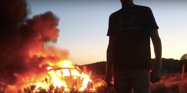 Блогер снял на видео, как полностью сгорел его Jeep Wrangler