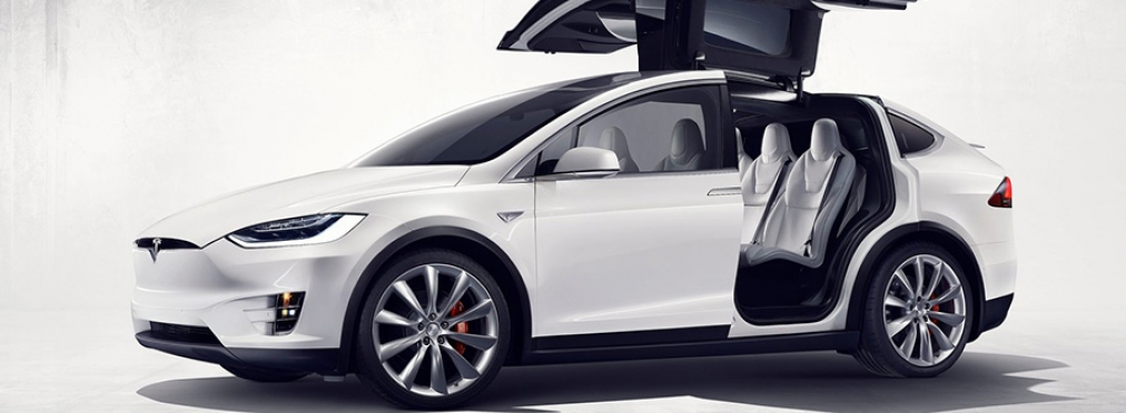 У Tesla Model X самостоятельно открываются двери