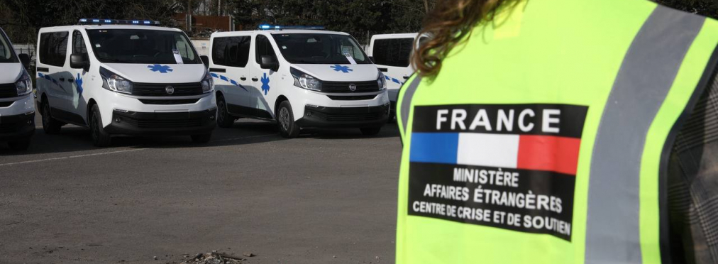 Франция передала Украине пожарные автомобили и новые кареты скорой помощи