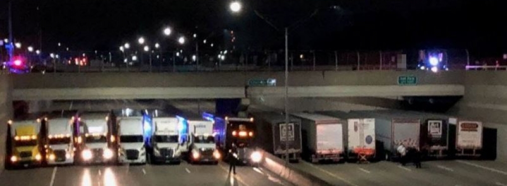 Американские копы предотвратили попытку самоубийства с помощью 13 грузовиков